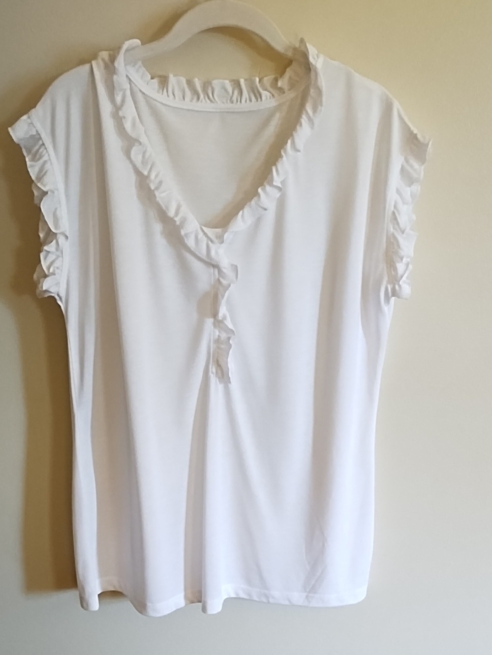 LASCANA VERY SOFT WHITE SUMMER TOP, ADORNED WITH RUFFLES AROUND NECK, SZ 12/14.